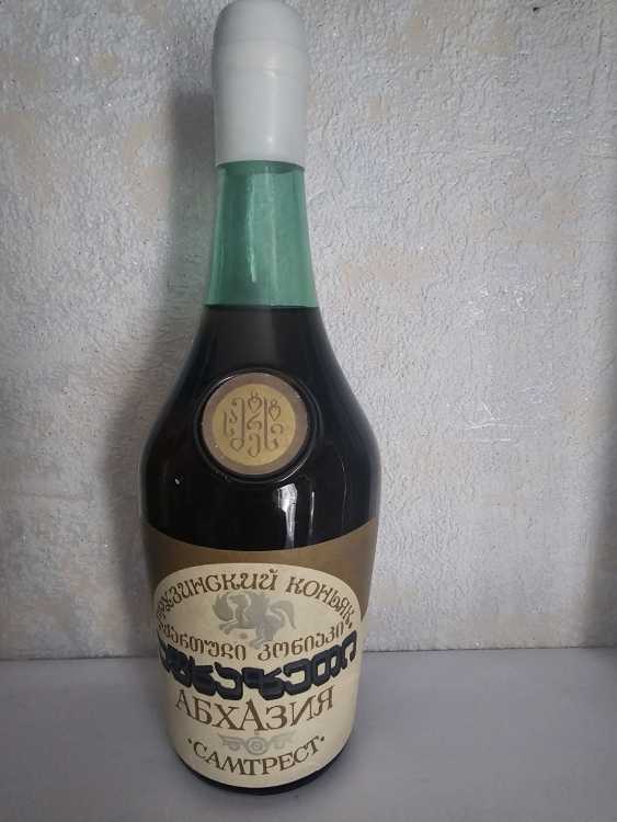 Грузинский "Абхазия 10 лет" 70-е года. 0,5 л. СССР. Редкий.