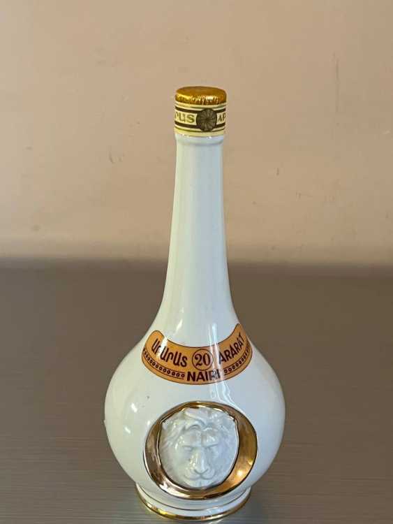 Армянский "Наири 20 лет" 80-е. года. 0,75 л. Фарфор. СССР. 