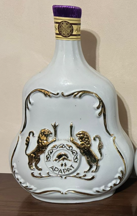 Армянский "Армения 10 лет"  1 литр. 80-е - начало 90-х. Фарфор. Редкий.  