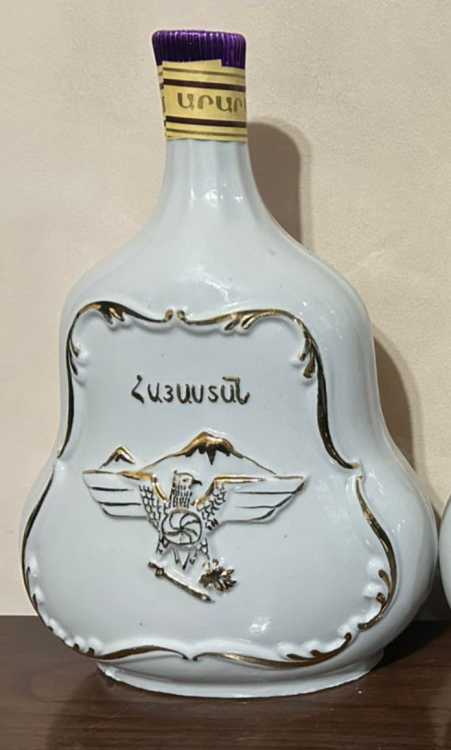 Армянский "Армения 10 лет"  1 литр. 80-е - начало 90-х. Фарфор. Редкий.  