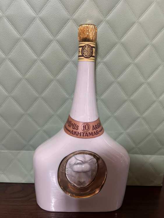 Армянский "Ахтамар 10 лет" 80-е. 0,7 литра. Фарфор. СССР. 