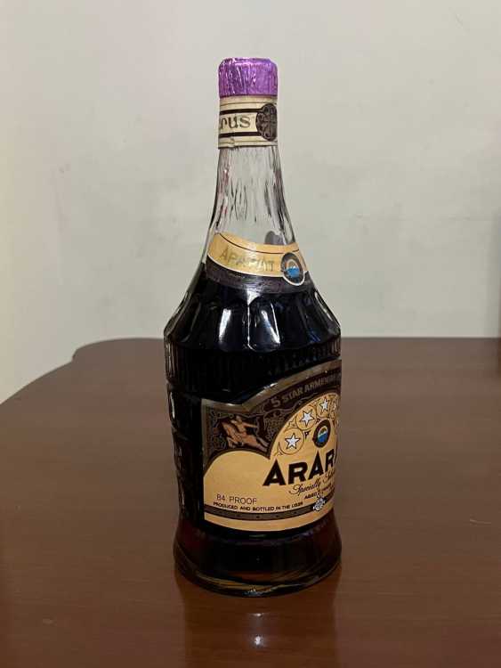 Армянский "Арарат 5 лет" 80-е года. 0,75 л. Экспортный. СССР. Редкий. Армянский "Арарат 5 лет" 80-е года. 0,75 л. Экспортный. СССР. Редкий.