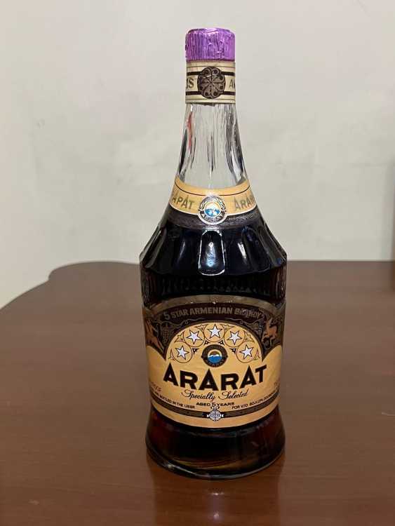 Армянский "Арарат 5 лет" 80-е года. 0,75 л. Экспортный. СССР. Редкий. Армянский "Арарат 5 лет" 80-е года. 0,75 л. Экспортный. СССР. Редкий.